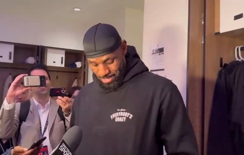 开云体育app-詹姆斯回应离队传闻,称将履行完湖人合同|勒布朗·詹姆斯|体育赛事讨论|勒布朗-詹姆斯|洛杉矶湖人队|nba_新浪体育_新浪新闻