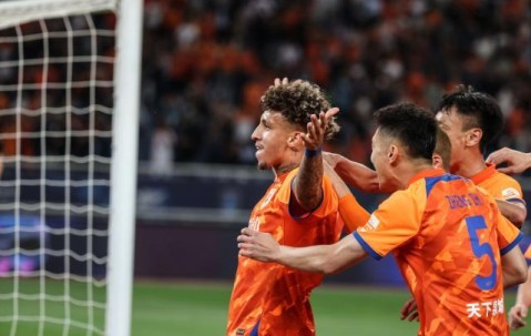 【中超】克雷桑闪击小摩托首球 泰山4比1大胜亚泰