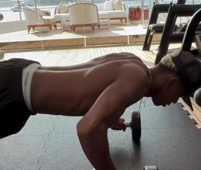 开云登录入口地址-不仅仅靠天赋！亚马尔社媒晒视频：手握哑铃俯卧撑强化训练